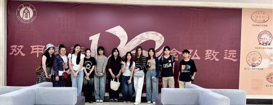 นักเรียน OK Plus Rayong ถ่ายรูปหมู่ระหว่างเยี่ยมชมมหาวิทยาลัยซีหนาน เมืองฉงชิ่ง