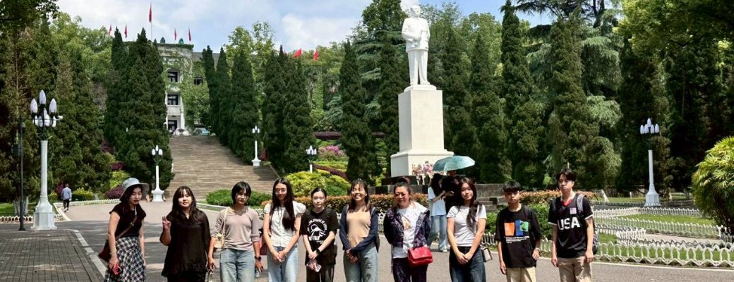 นักเรียนเดินชมบรรยากาศในมหาวิทยาลัยซีหนาน เมืองฉงชิ่ง