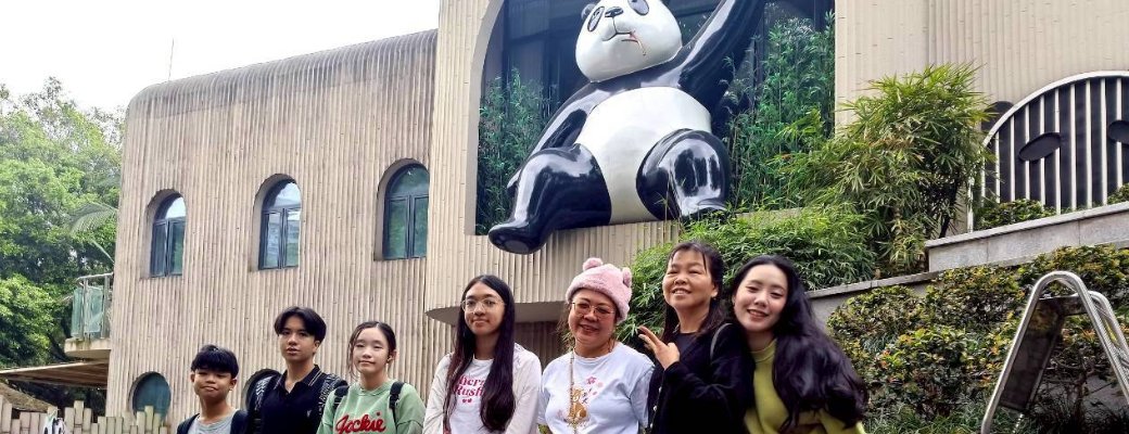 นักเรียนถ่ายรูปหน้ารูปปั้นแพนด้าที่เมืองฉงชิ่ง