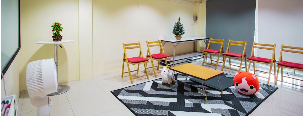 ห้องเรียนภาษาจีนสำหรับเด็กของ OK Plus Rayong มีพรมและมุมกิจกรรม