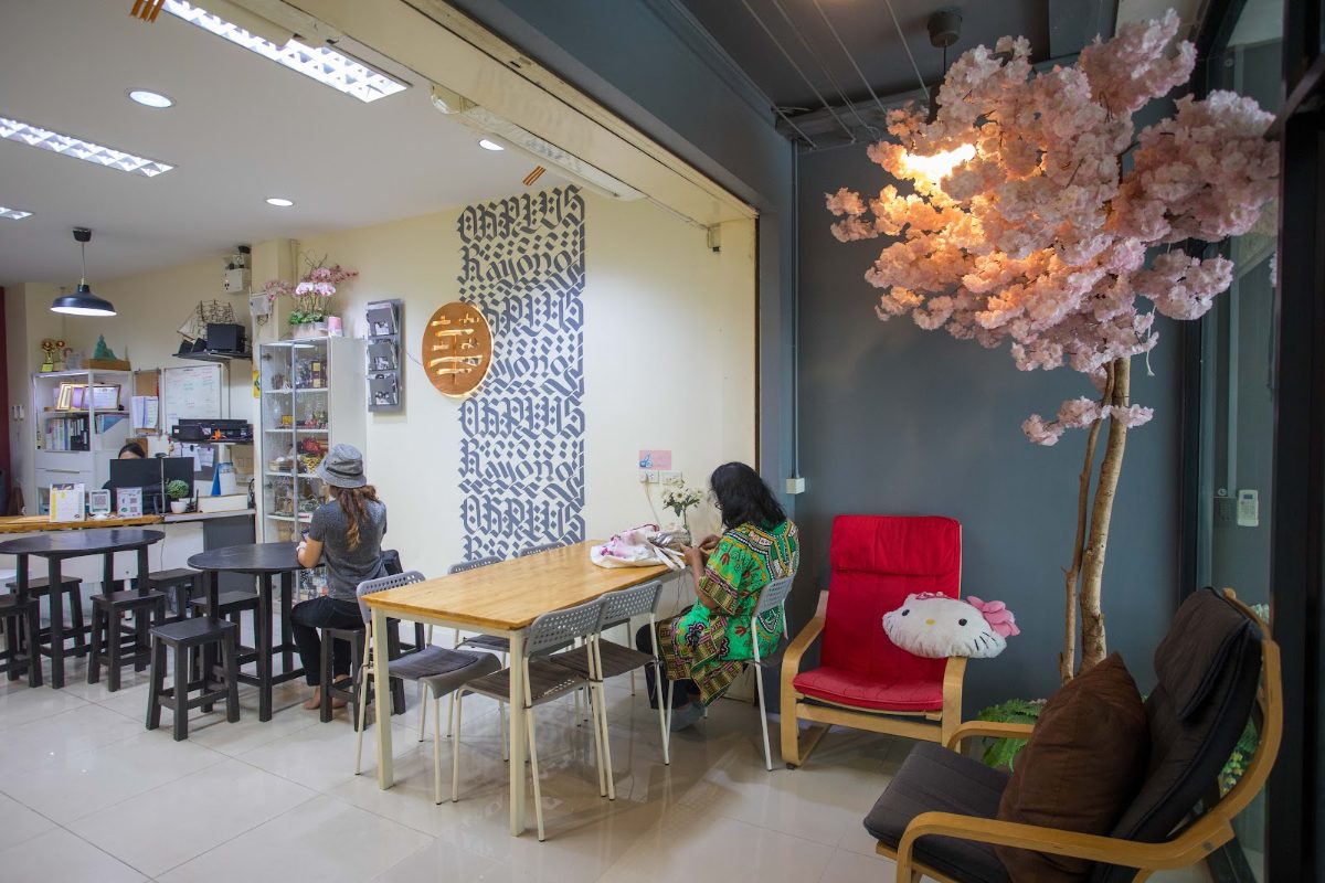 มุมนั่งเล่นตกแต่งด้วยต้นซากุระที่ OK Plus Rayong